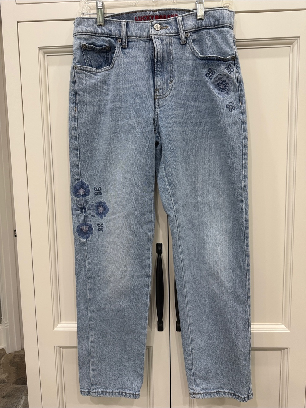 Lucky Brand Size 2/26R Boy Mid Rise Relaxed Straight  floral Embroidered  jeans